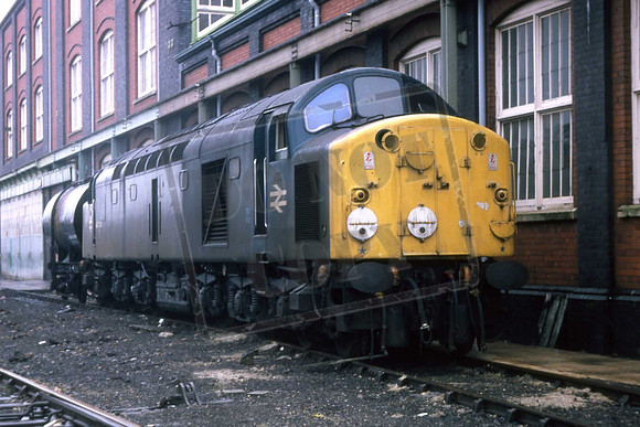 40038 UN SWINDON MARCH 1981