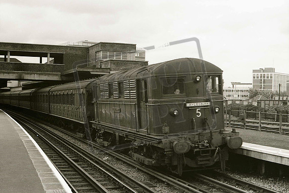 TTPL5 LONDON UNDERGROUND METROPOLITAN No 5 JOHN HAMPDEN C1960 BOUND FOR AYLESBURY