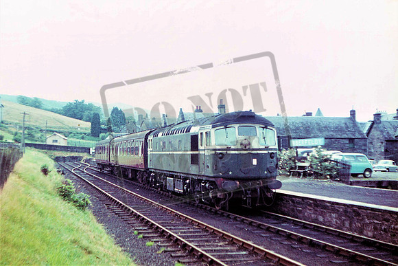 5318 (Cat No UN5318) Aberfeldy on a Ballinluig train. 07-08-1964