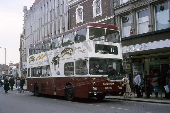 OCU774R READING TRANSPORT SCANIA METROPOLITAN MCW No 423 Ex TYNE AND WEAR. BROAD STREET READING 1988