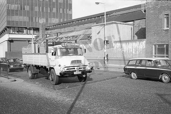 588LB LONDON TRANSPORT THAMES RECOVERY VEHICLE AT HAMMERSMITH 23-2-1974