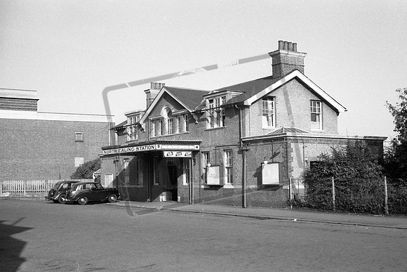 North Ealing Station (Cat No LOC1013) London Underground Piccadilly Line 30-10-1959