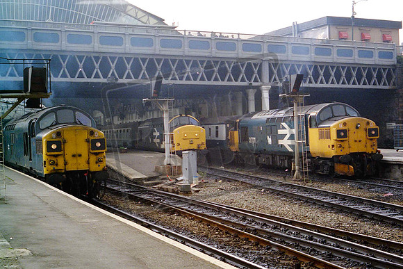 37018 37423 37011 (Cat No MSP37018) Glasgow Queen Street 26-09-1986 Mike Spencer 025