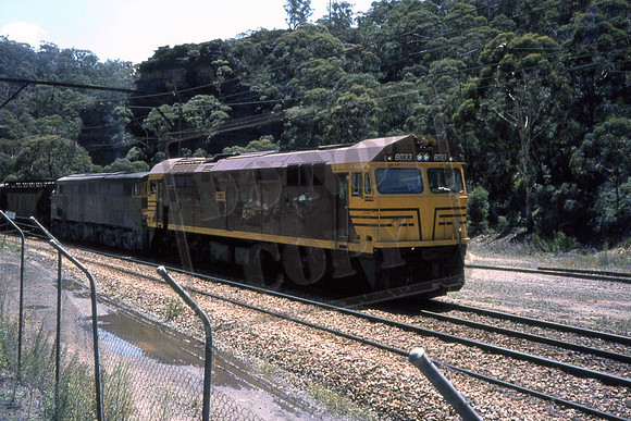 AUSTRALIA 8033 NSW Co-Co PASSING ZIG ZAG 28-02-1982