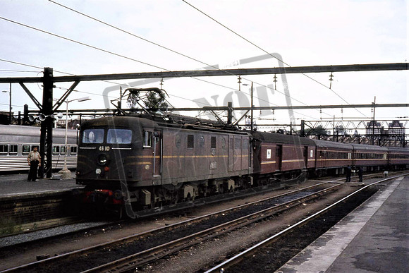 AUSTRALIA 4610 NSW ON UP NEWCASTLE EXPRESS AT SYDNEY CENTRAL 2-3-1982